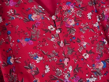 赤い小花柄ロングワンピース　マキシワンピース　着画　かわいい　おすすめ　半袖