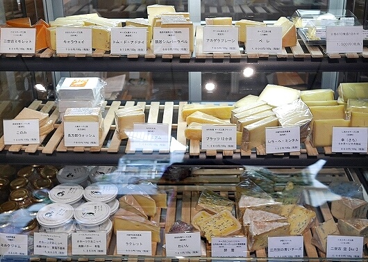 北海道産ナチュラルチーズ専門店　チーズのこえ　清澄白河　ブログ　口コミ　レビュー　かしわプレミアム　槲プレミアム　おすすめ　店内