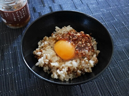 サクサクしょうゆアーモンドトリュフ風味の食べ方（卵かけごはん）