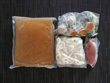 京料理 美濃吉の冷凍うどん「壬生菜と九条葱の合鴨つくね鍋」