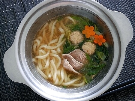 京料理 美濃吉の冷凍うどん「壬生菜と九条葱の合鴨つくね鍋」