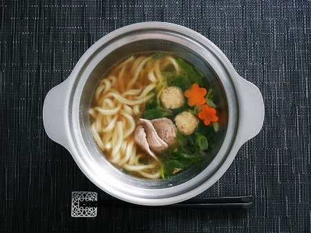 京料理 美濃吉の冷凍うどん「壬生菜と九条葱の合鴨つくね鍋」
