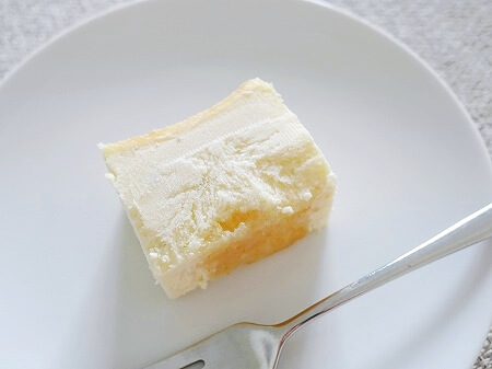 「AND CAKE」の期間限定フレーバー「チーズケーキ シトロン」の断面（アンドケーキ）
