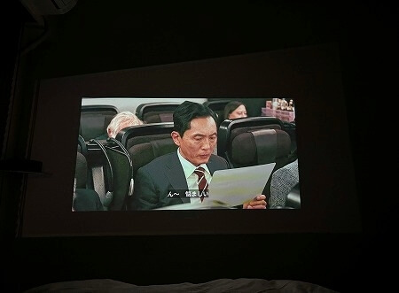 「XGIMI HORIZON ホームプロジェクター」の暗い部屋での映像と周りの枠