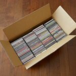 CD買取サービスに送る準備（ダンボールに入れたCD）