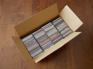 CD買取サービスに送る準備（ダンボールに入れたCD）