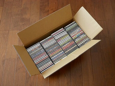 CD買取サービスに送る準備(ダンボールに入れたCD)