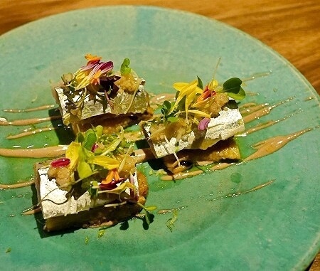 新富町のジビエレストラン「ビストロ ハマイフ」のサンマのマリネ、焼きナスと肝のソース