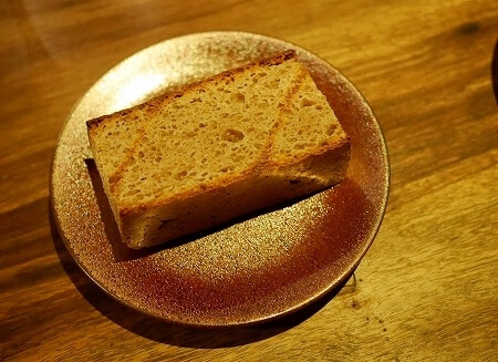 新富町のジビエレストラン「ビストロ ハマイフ」の自家製ライ麦パン