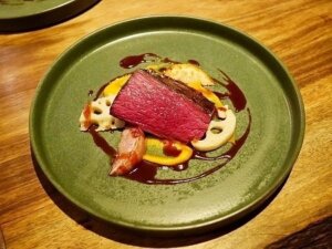 新富町のジビエレストラン「ビストロ ハマイフ」の北海道産エゾ鹿もも肉の藁焼き