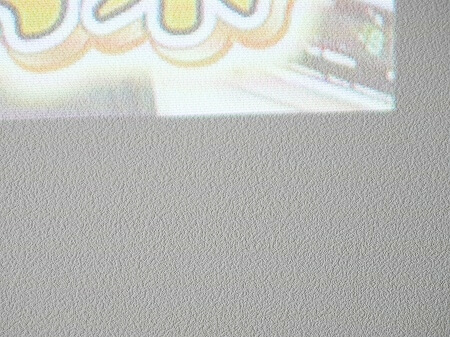 「XGIMI HORIZON ホームプロジェクター」を映している壁