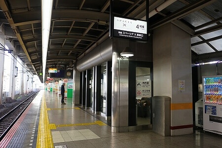 北千住駅の東武鉄道特急乗り場の待合室（特急専用ホーム）