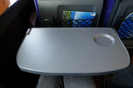 「リバティ会津」乗車記(座席のテーブル)