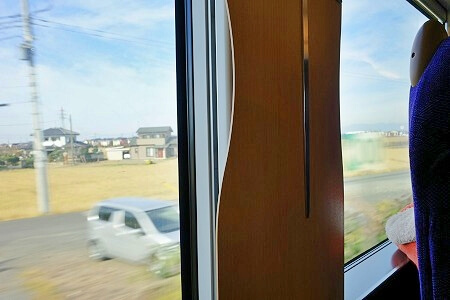 「リバティ会津」乗車記(席の窓枠)