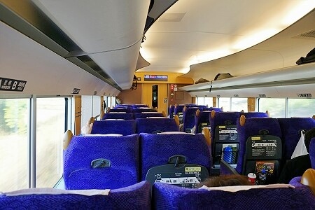 「リバティ会津」の車内と上部荷物置き