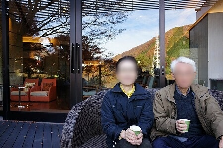 鬼怒川金谷ホテル宿泊記（ラウンジのテラス席で記念撮影）