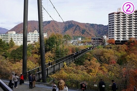 紅葉の時期の鬼怒川温泉の「鬼怒楯岩大吊橋」