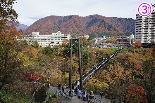 紅葉の時期の鬼怒川温泉の「鬼怒楯岩大吊橋」