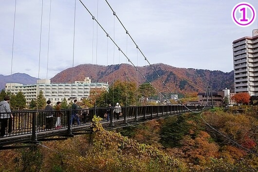 紅葉の時期の鬼怒川温泉の「鬼怒楯岩大吊橋」