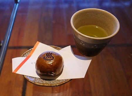 鬼怒川金谷ホテル宿泊記（チェックインで頂いたお茶と温泉まんじゅう）