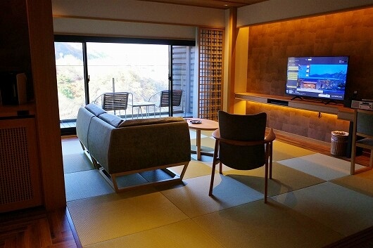 「鬼怒川金谷ホテル」宿泊記、グレードアップ和洋室のリビングエリア