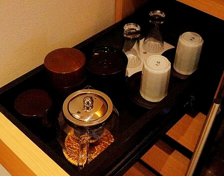 「鬼怒川金谷ホテル」宿泊記、グレードアップ和洋室の食器、ティーポット
