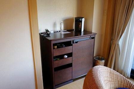 鬼怒川金谷ホテル宿泊記、スタンダード和洋室の湯沸かしポット、無料のお水、ミニバー
