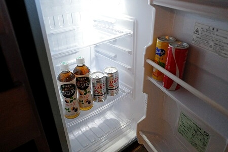 鬼怒川金谷ホテル宿泊記、スタンダード和洋室の冷蔵庫とドリンク、ビール