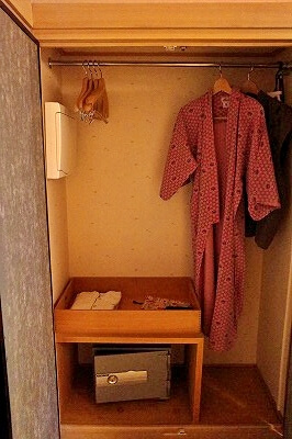 鬼怒川金谷ホテル宿泊記、スタンダード和洋室の浴衣、金庫