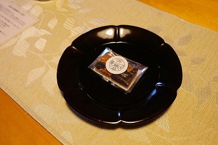 鬼怒川金谷ホテル宿泊記、スタンダード和洋室のお菓子