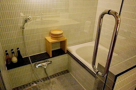 鬼怒川金谷ホテル宿泊記、スタンダード和洋室のバスルーム、バスタブ