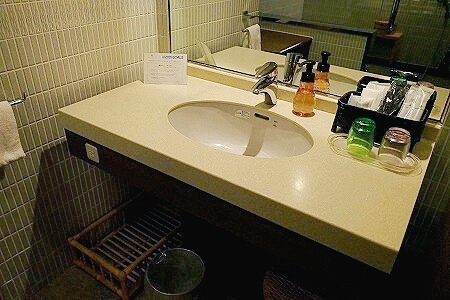 鬼怒川金谷ホテル宿泊記、スタンダード和洋室の洗面所、アメニティ