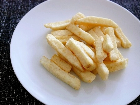 「スペーシアX」の車内カフェの商品「たまり味噌醤油味ポテトスティック」（車内販売）