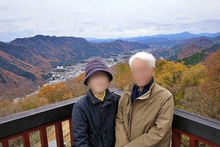 鬼怒川温泉ロープウェイの頂上の展望台での記念撮影