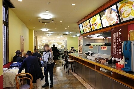 東武ワールドスクウェア内のレストラン「ラーメンハウス　カーニバル」の店内