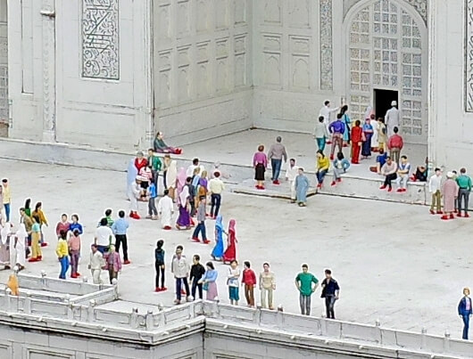 東武ワールドスクウェアのタージ・マハルの靴カバーをした観光客のミニチュア