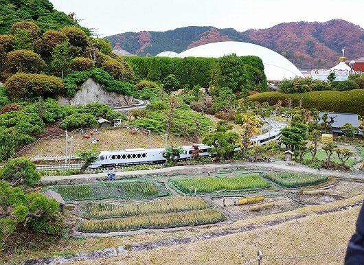 東武ワールドスクウェアの中を走るスペーシアＸ