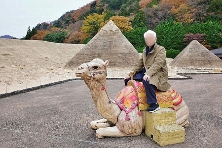 東武ワールドスクウェアの写真撮影スポット（エジプトのピラミッドとラクダ）