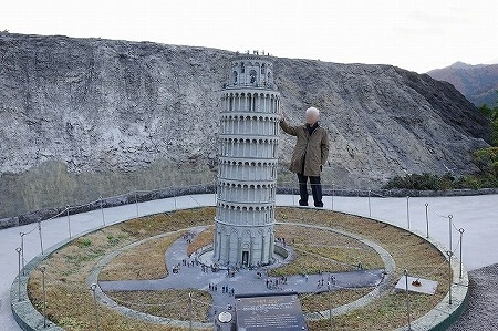 東武ワールドスクウェアの写真撮影スポット（ピサの斜塔）