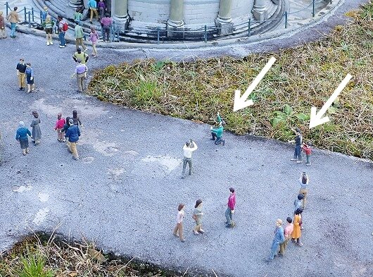 東武ワールドスクウェアのピサの斜塔で写真撮影をしている観光客のミニチュア