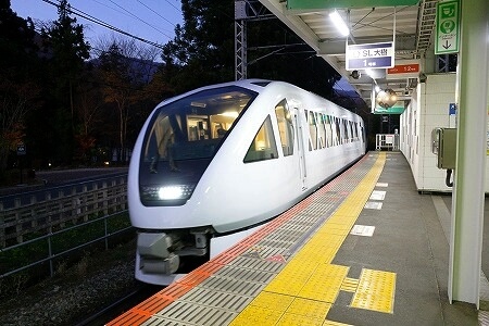 東武ワールドスクウェア駅に到着した「スペーシアX」