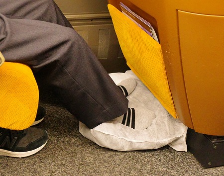 「スペーシアX」のプレミアムシートの足元（フットレストは無い）