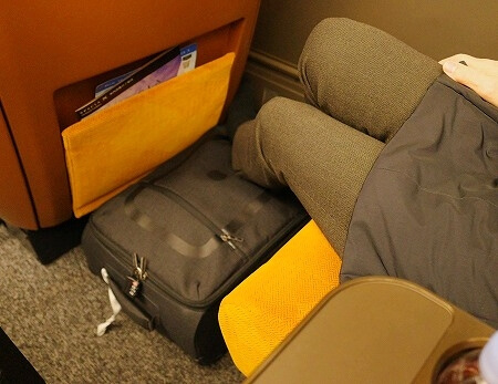 「スペーシアX」のプレミアムシートの足元（フットレストは無い）