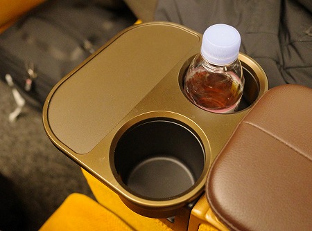 「スペーシアX」のプレミアムシートのドリンクホルダー