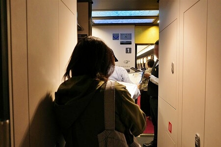 「スペーシアX」の車内カフェの利用方法