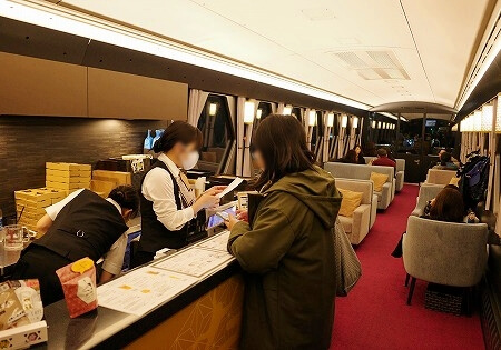 「スペーシアX」の車内カフェとコックピットラウンジ