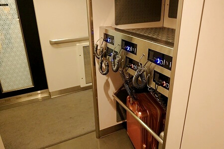 「スペーシアX」のコックピットラウンジの荷物置き場