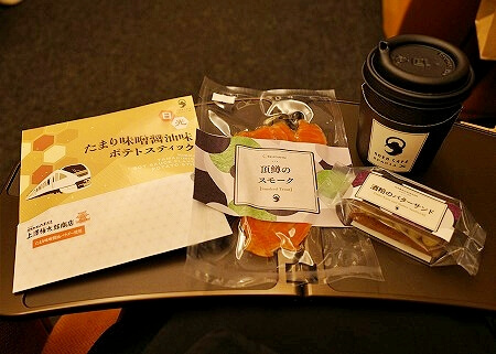 「スペーシアX」の車内カフェの商品（コーヒー、酒粕のバターサンド、頂鱒のスモーク、たまり味噌醤油味ポテトスティック）