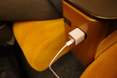 「スペーシアX」のプレミアムシートのコンセント（スマホ充電）