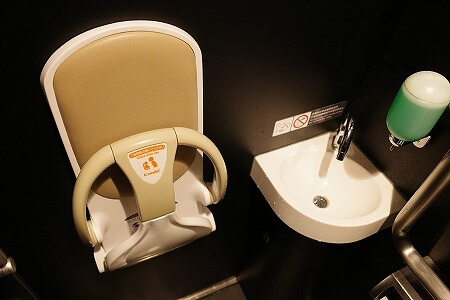 「スペーシアX」のプレミアムシートのトイレのベビーチェアと手洗い場